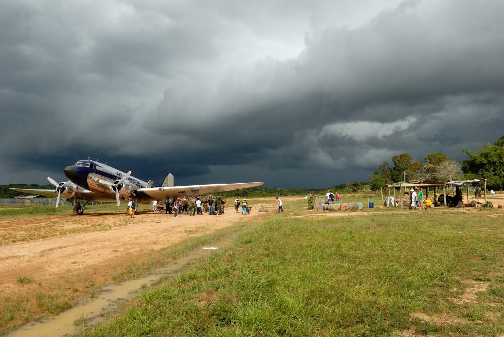 The long-awaited airplane finally arrived, Carur&uacute;