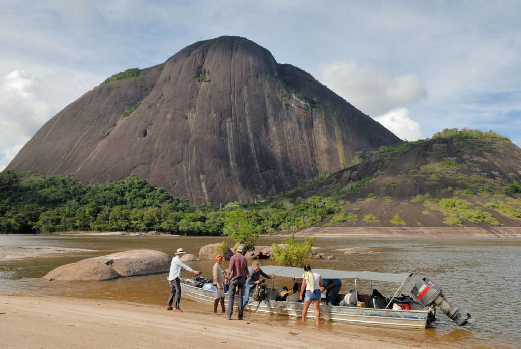 Cerro de Mevecure, this is the one you can hike to the top | Cerro de Mavecure, auf den man bis zum Gipfel wandern kann | Cerro de Mavecure, a este se puede caminar hasta la cima