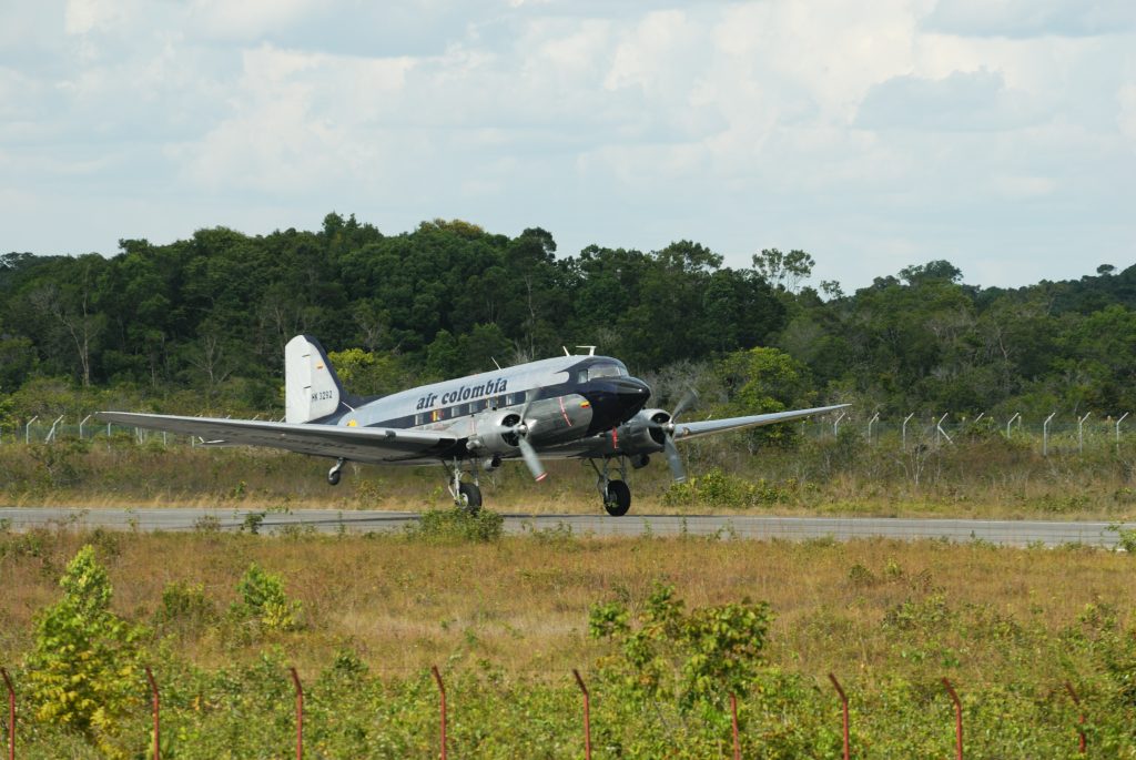 DC-3 at airport in Puerto In&iacute;rida | DC-3 am Fllughafen von Puerto In&iacute;rida | DC-3 en aeropuerto de Puerto In&iacute;rida